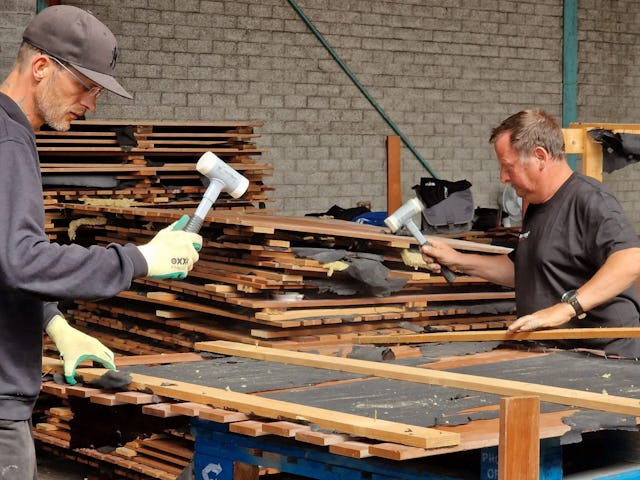De oude sequoia redwood-plafonddelen omgevormd tot wandafwerking in het atrium. Deze latten zijn zorgvuldig bewerkt, ontdaan van spijkers en gefreesd, in samenwerking met de sociale werkplaats BWRI. Beeld Harryvan