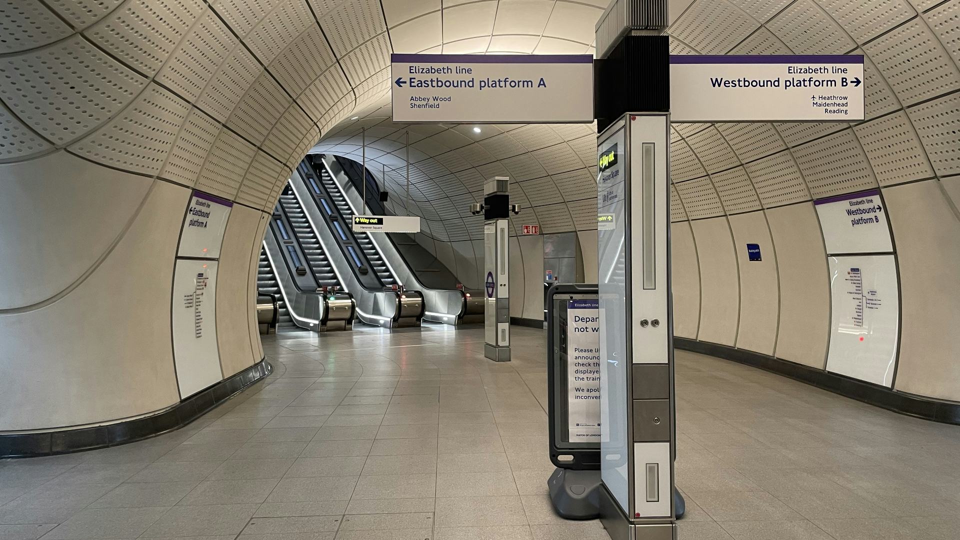 Futuristisch ogende tunnels op de Elizabeth Line, de metro van Londen. Beeld Shutterstock