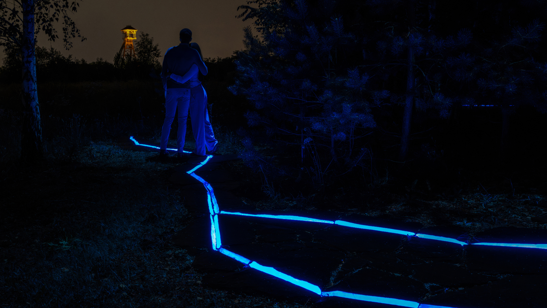Lichtsporen zijn lichtgevoelige stenen die de verborgen energie van de aarde onderzoeken en tegelijkertijd de rijke mijngeschiedenis van Genk eren. Beeld Studio Roosegaarde