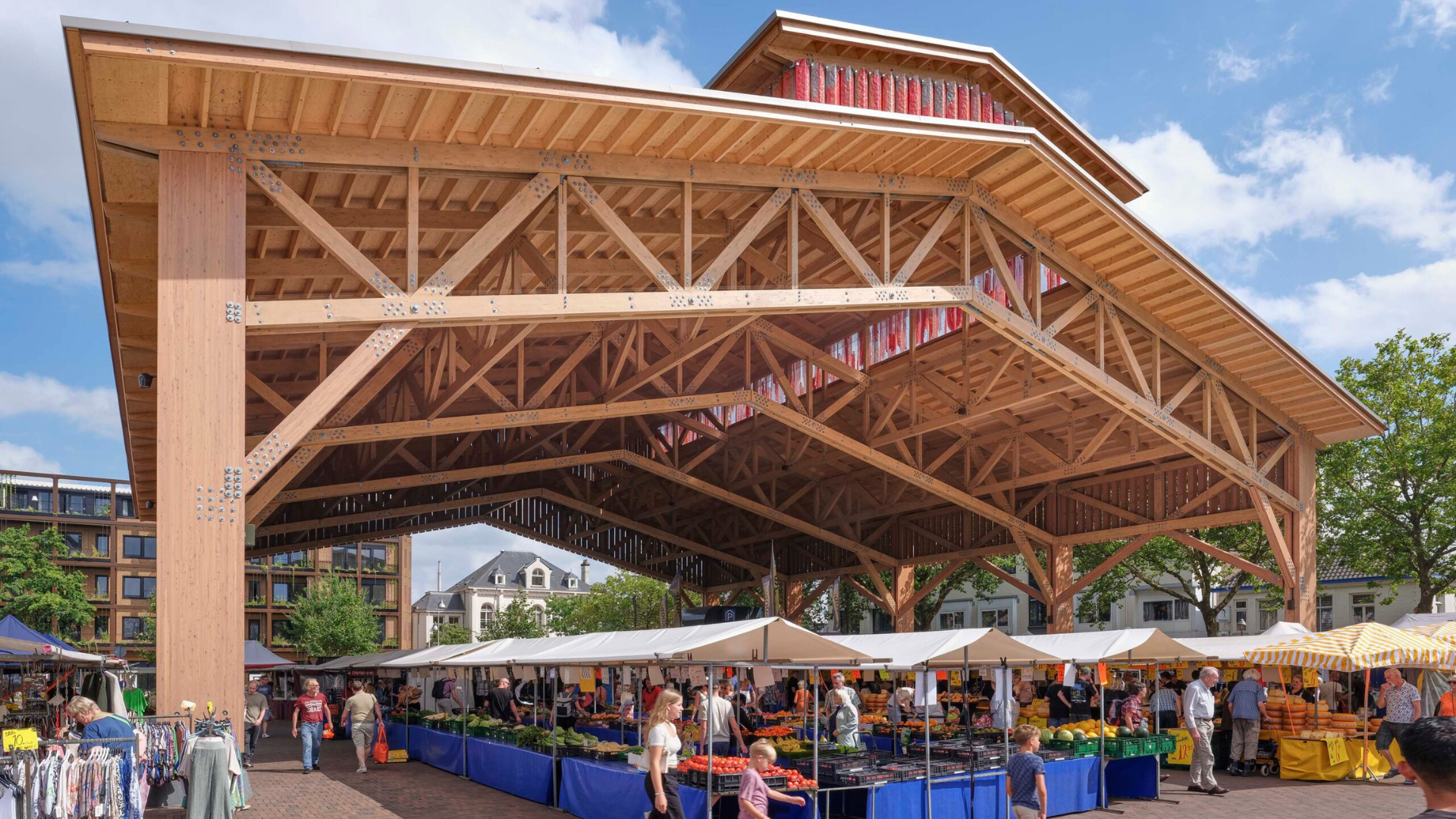 De Markthal op het heringerichte Marktplein in Apeldoorn. Beeld Jeroen Musch