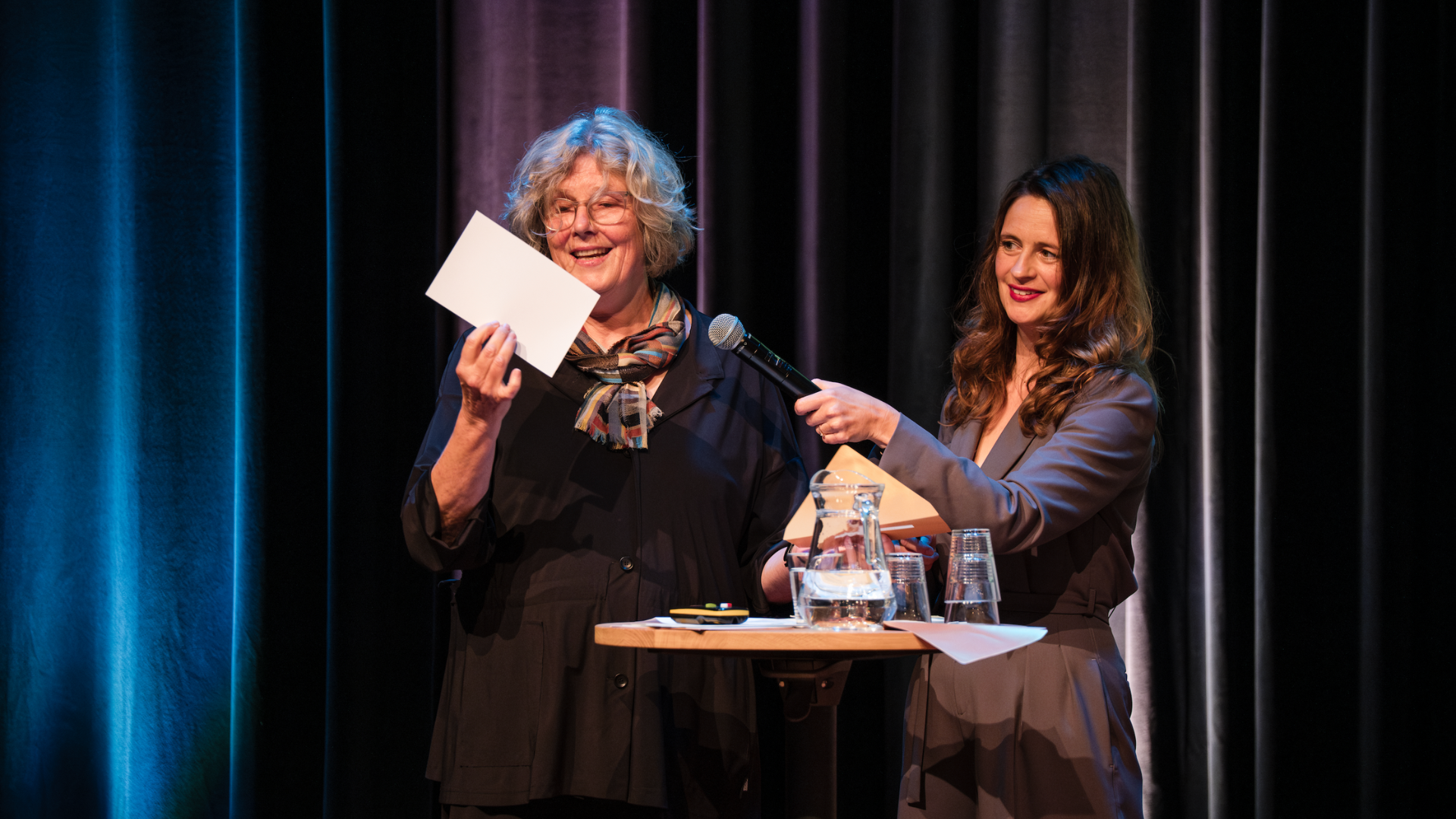 Uitreiking ARC24 Architectuur Award door Mechthild Stuhlmacher (links) en Merel Pit. Beeld Pepijn Spijkers