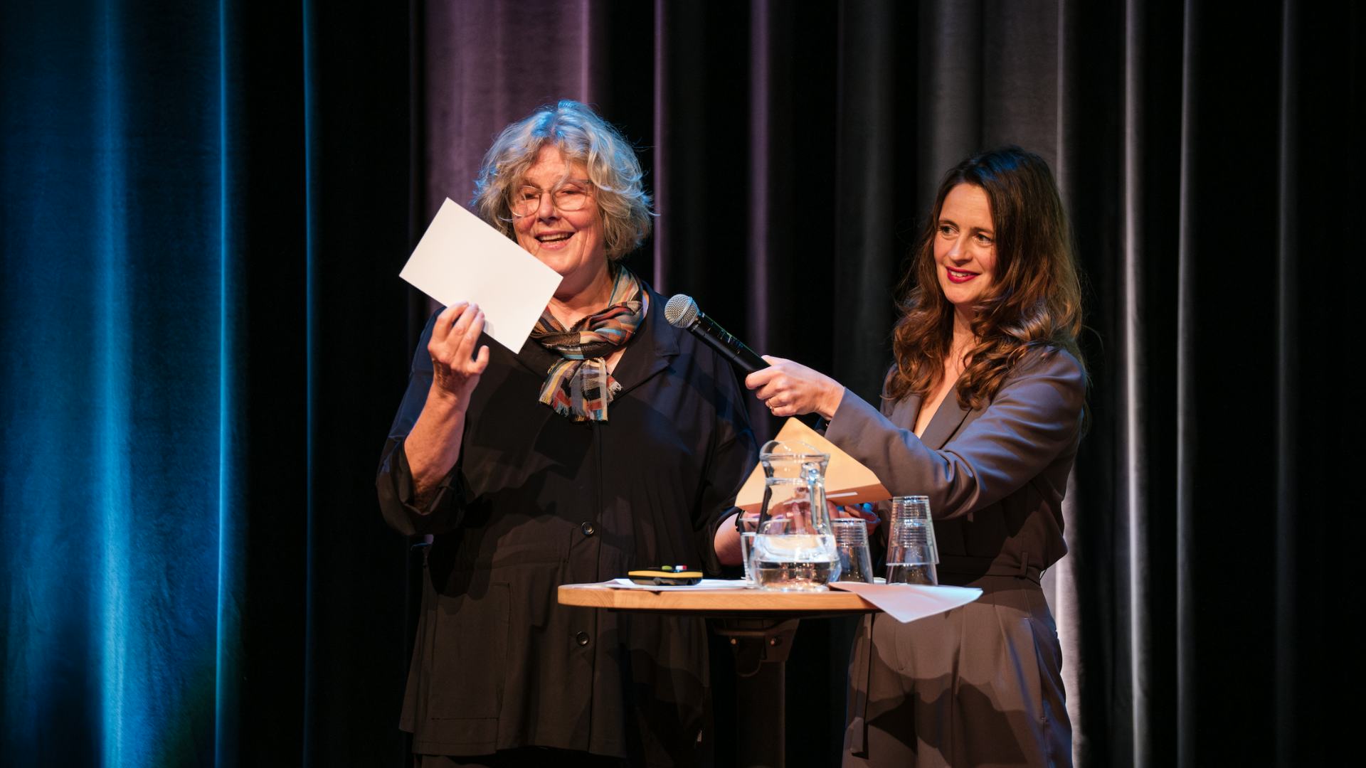 Uitreiking ARC24 Architectuur Award door Mechthild Stuhlmacher (links) en Merel Pit. Beeld Pepijn Spijkers