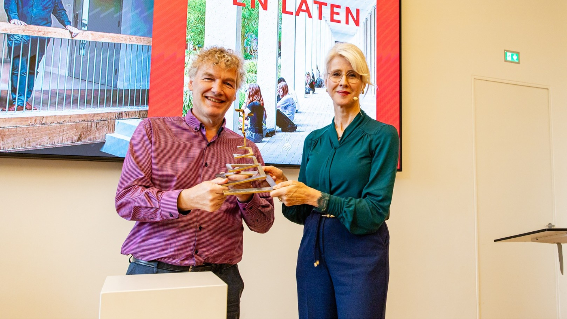 Minister Mona Keijzer reikt de Gouden Piramide uit aan directeur Henk Vermeulen. Beeld Rijksoverheid