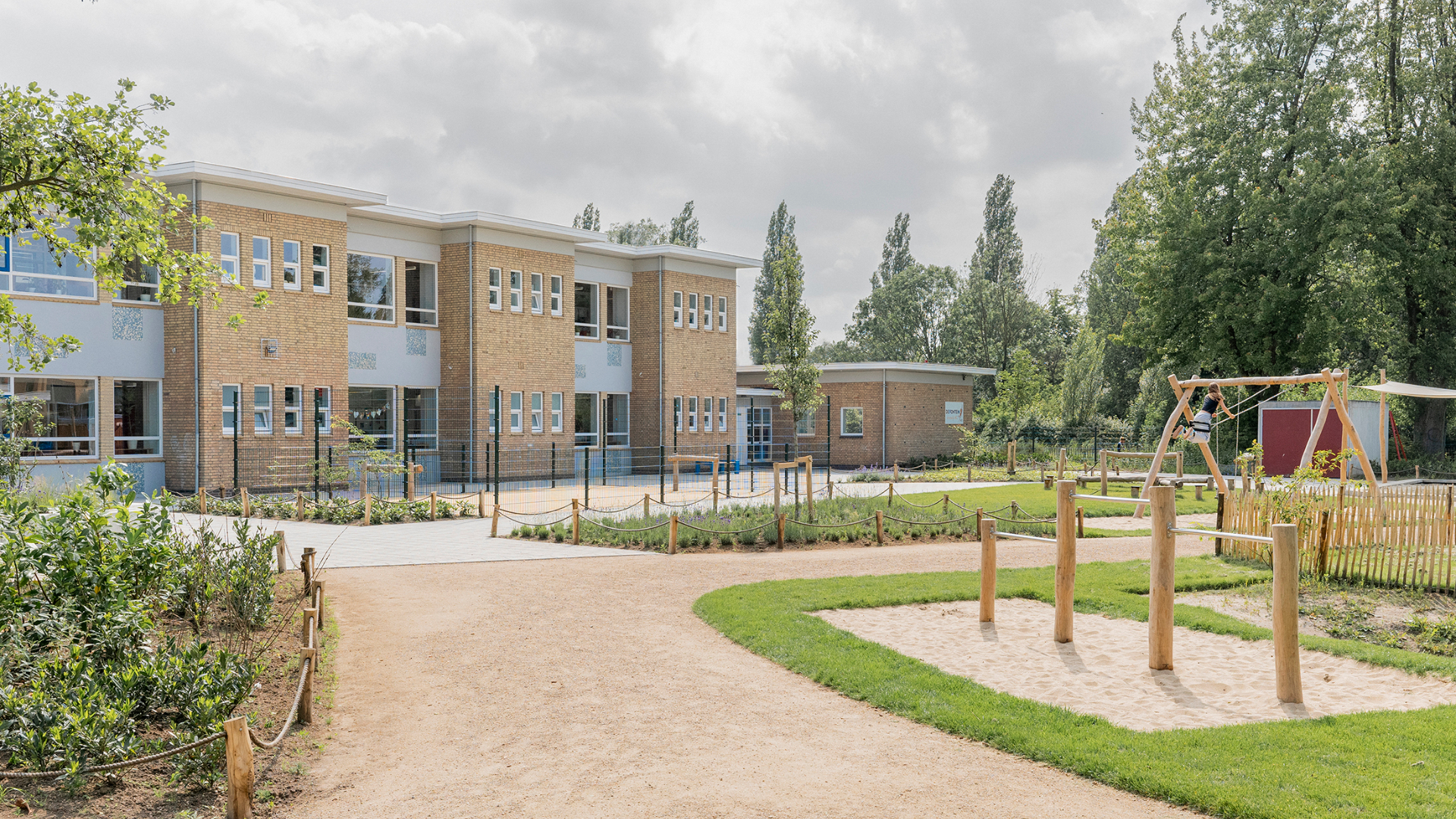 Basisschool De Albatros en De Fontein in Dordrecht. Transformatie ontwerp door Studio Jan Nauta en Vanschagen Architecten. Beeld Paul Swagerman