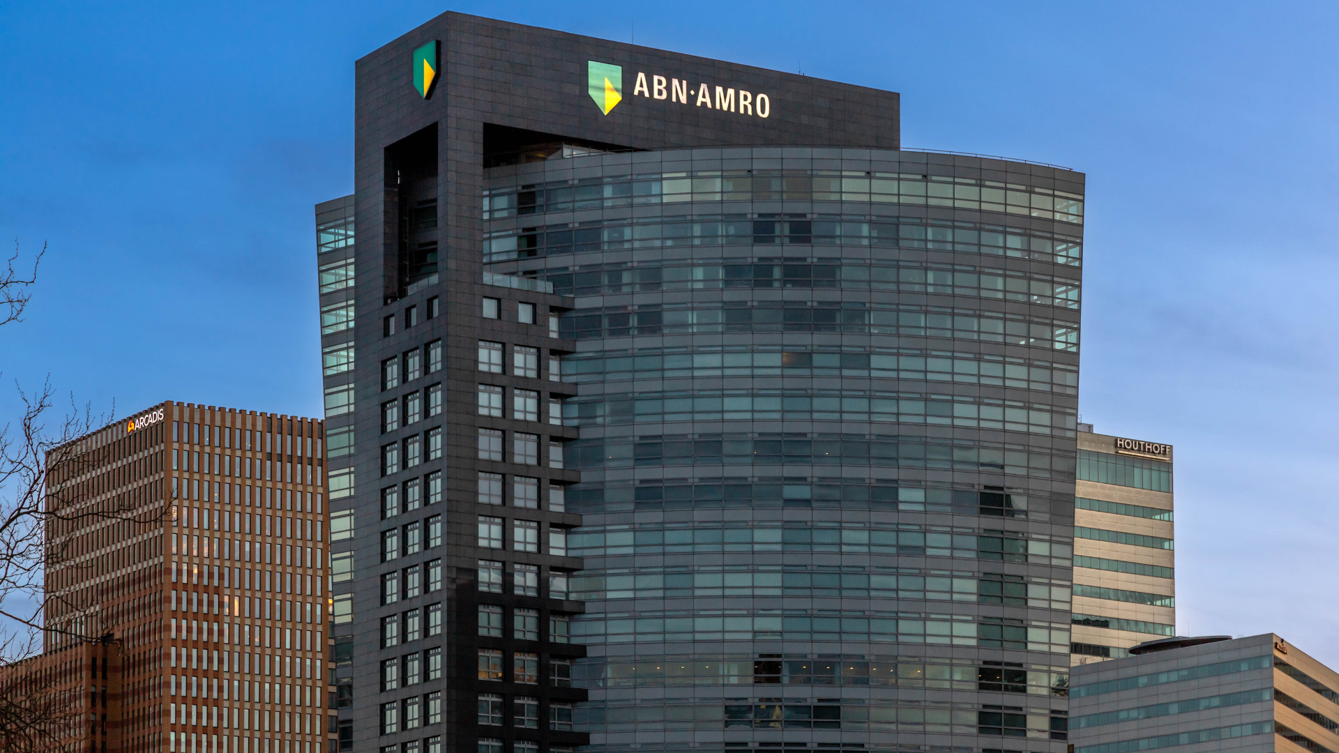 Het hoofdkantoor van ABN Amro aan de Zuidas. Beeld Shutterstock