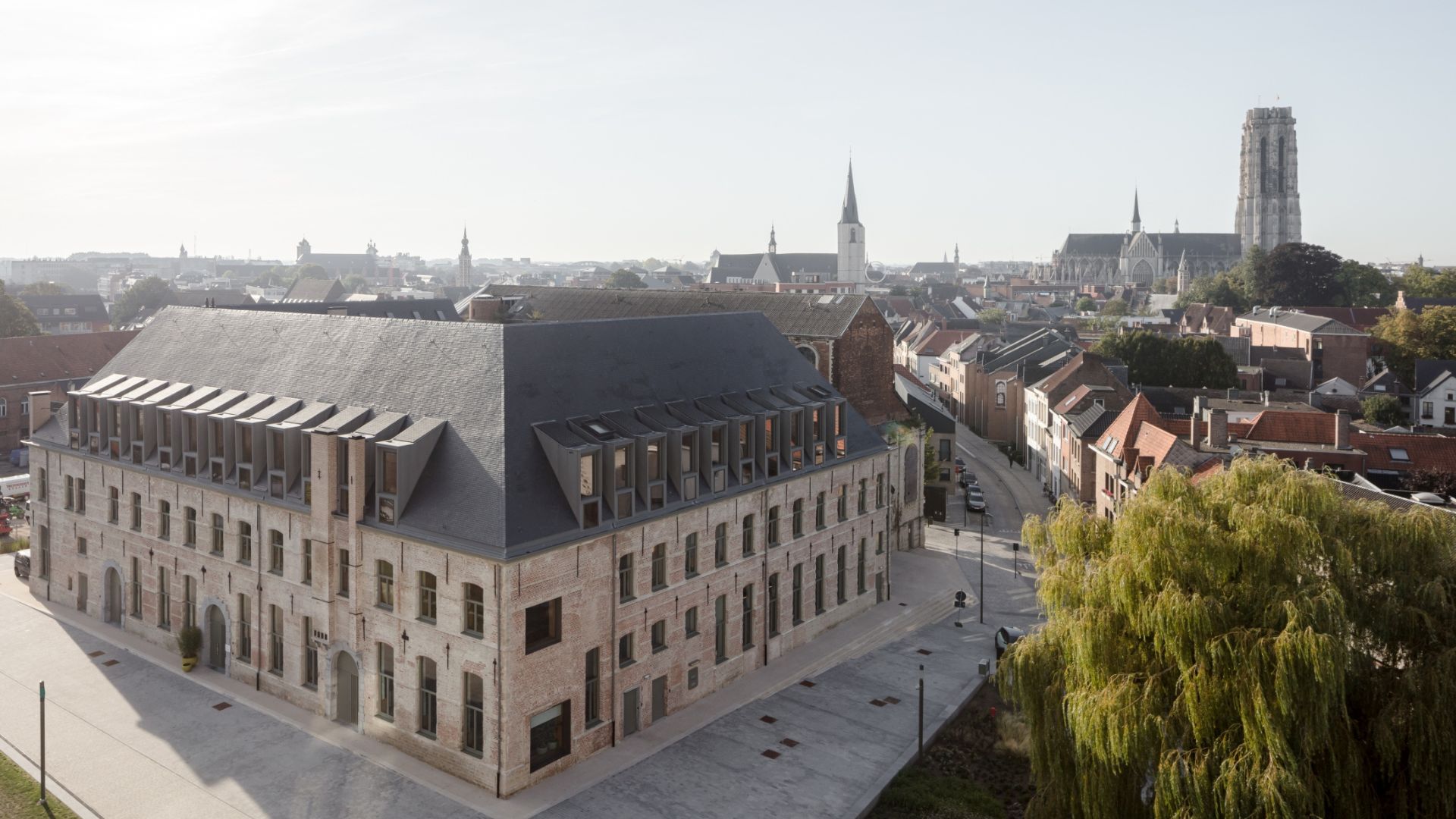 Bibliotheek Predikheren in Mechelen, gerealiseerd vanuit de Open Oproep, ontworpen door HildundK en Korteknie Stuhlmacher Architecten. Beeld Stijn Bollaert
