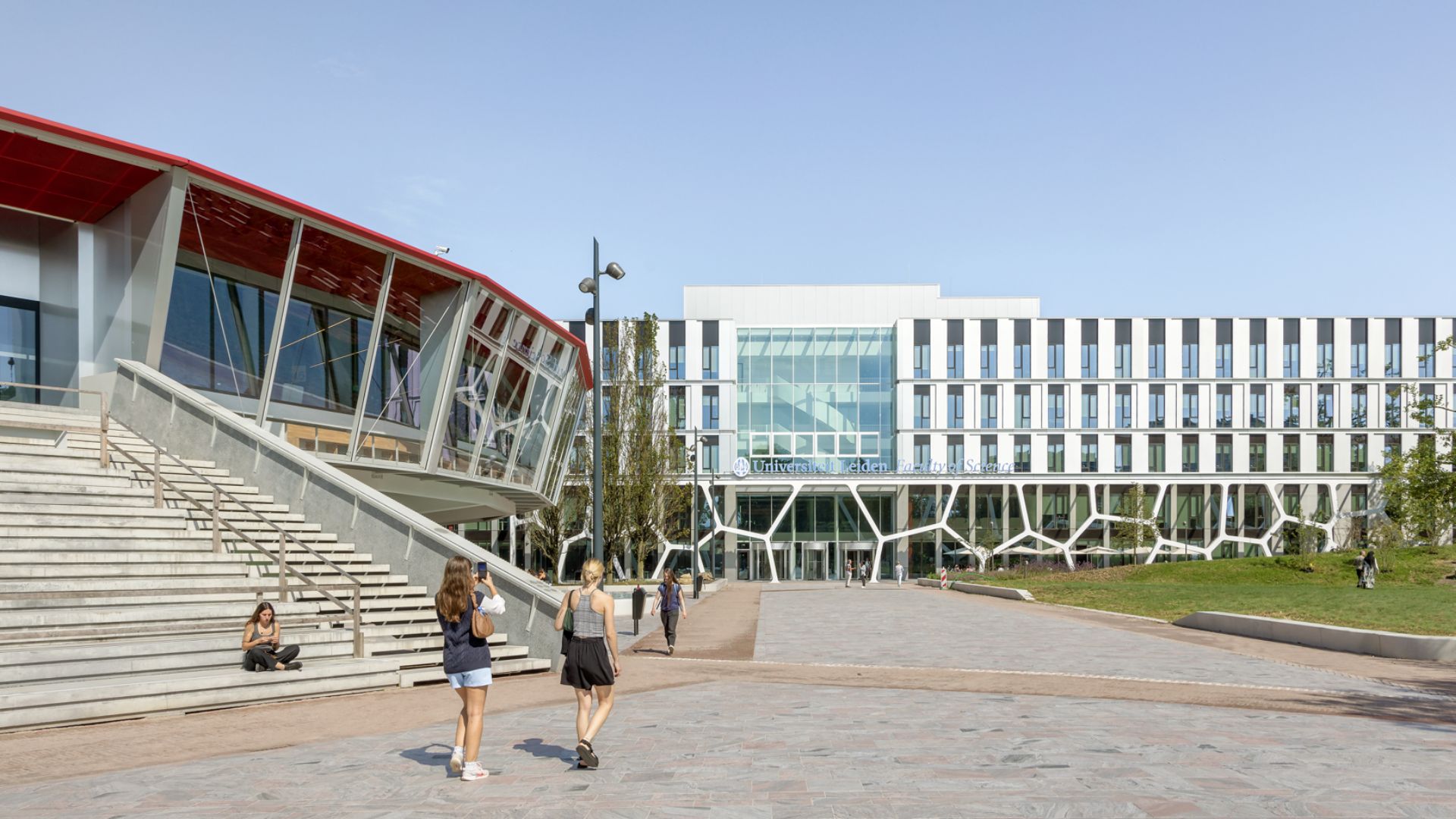 Het Collegezalengebouw en het Gorlaeus Gebouw aan het Rosalind Franklinplein. Beeld Marcel van der Burg