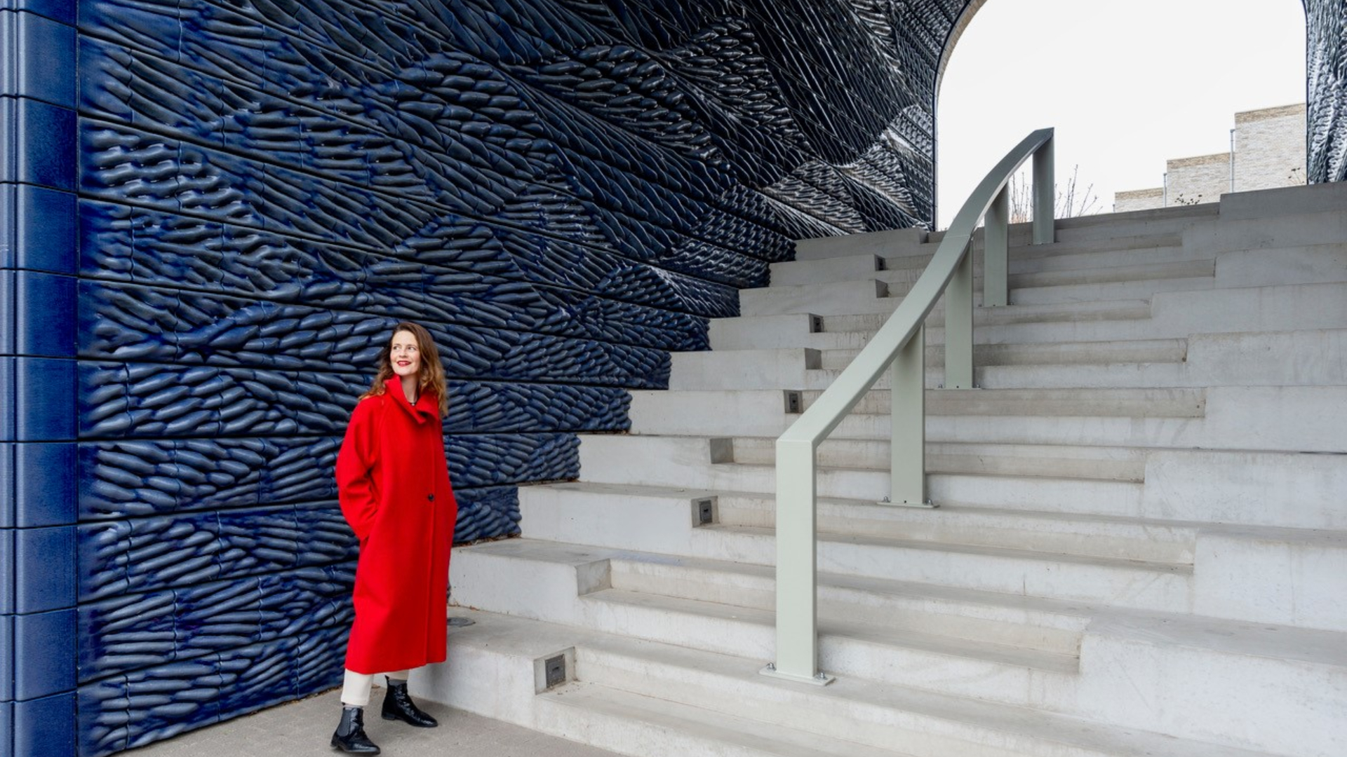 De toegangspoort met keramische tegels van de nieuwe woonwijk Poortmeesters in Delft, is een attractie voor architectuurtoeristen. Beeld Loes van Duijvendijk