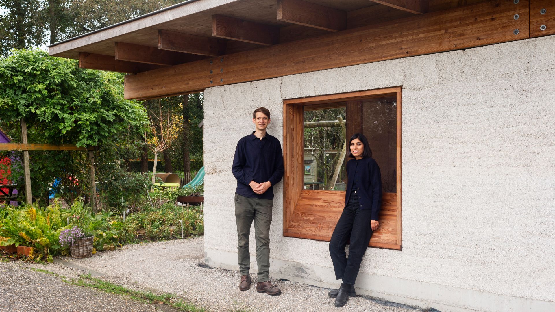 Jelmer Buurma en Sneha Dugar bij het Paviljoen buurttuin Zoete Aarde in Zoetermeer, ontworpen in opdracht van stichting Zoete Aarde, is met kalkhennep en hout door vrijwilligers gebouwd. Beeld Loes van Duijvendijk