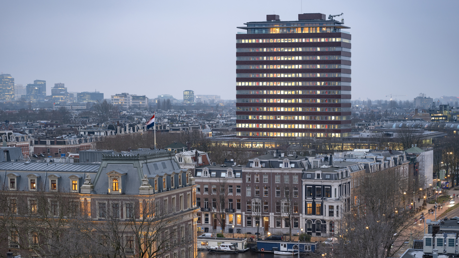 De Nederlandsche Bank gezien vanaf de Amstel. Beeld DNB