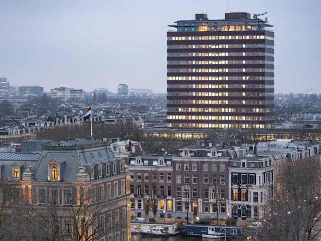 De Nederlandsche Bank gezien vanaf de Amstel. Beeld DNB