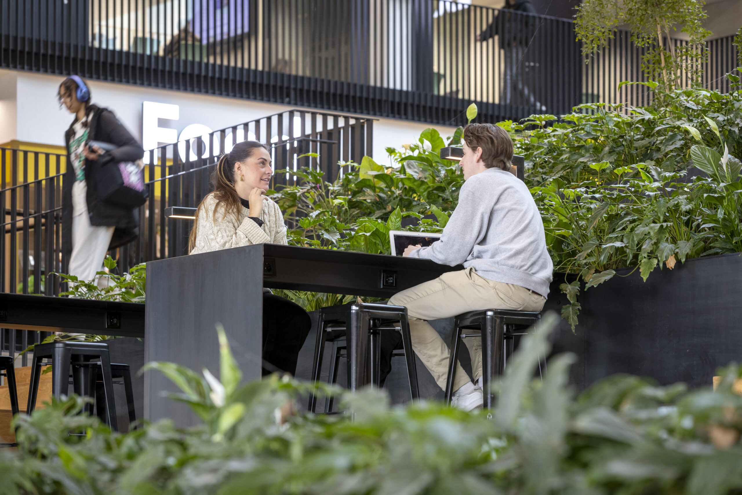 Groene leerplek atrium. Beeld cepezed, Lucas van der Wee
