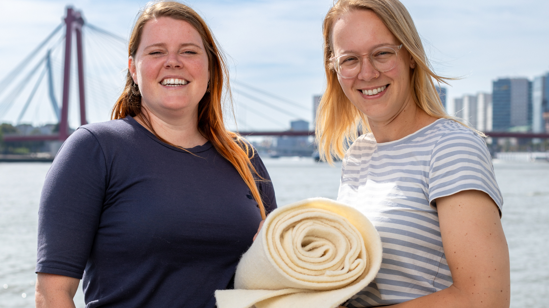 Janne de Hoop en Mirthe Snoek van het Hollands Wol Collectief. Beeld  Jacqueline Fuijkschot