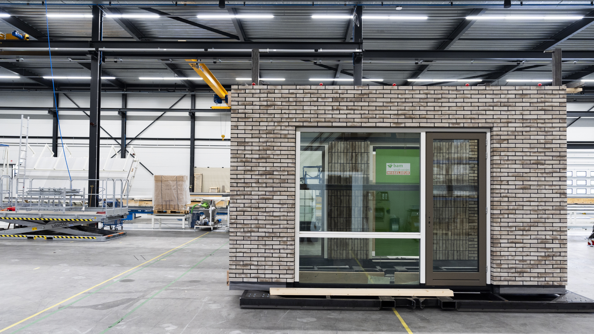 Bouwelementen in de productiefaciliteit van BAM Wood Concepts in Oudkarspel. Beeld Jeroen Jumelet / ANP