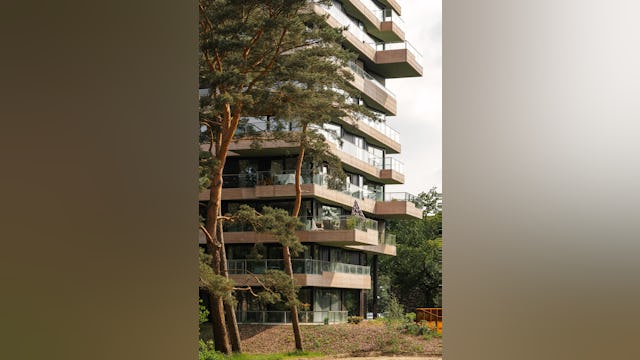 Toren op glooiend landschap. Beeld Sebastian van Damme