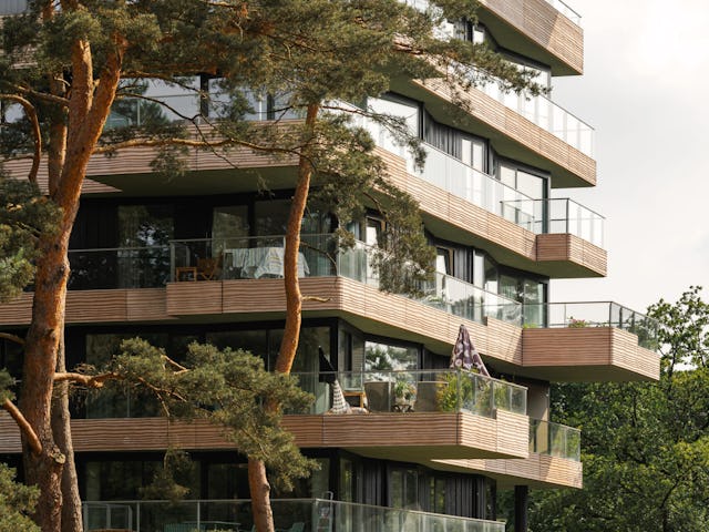 Toren op glooiend landschap. Beeld Sebastian van Damme