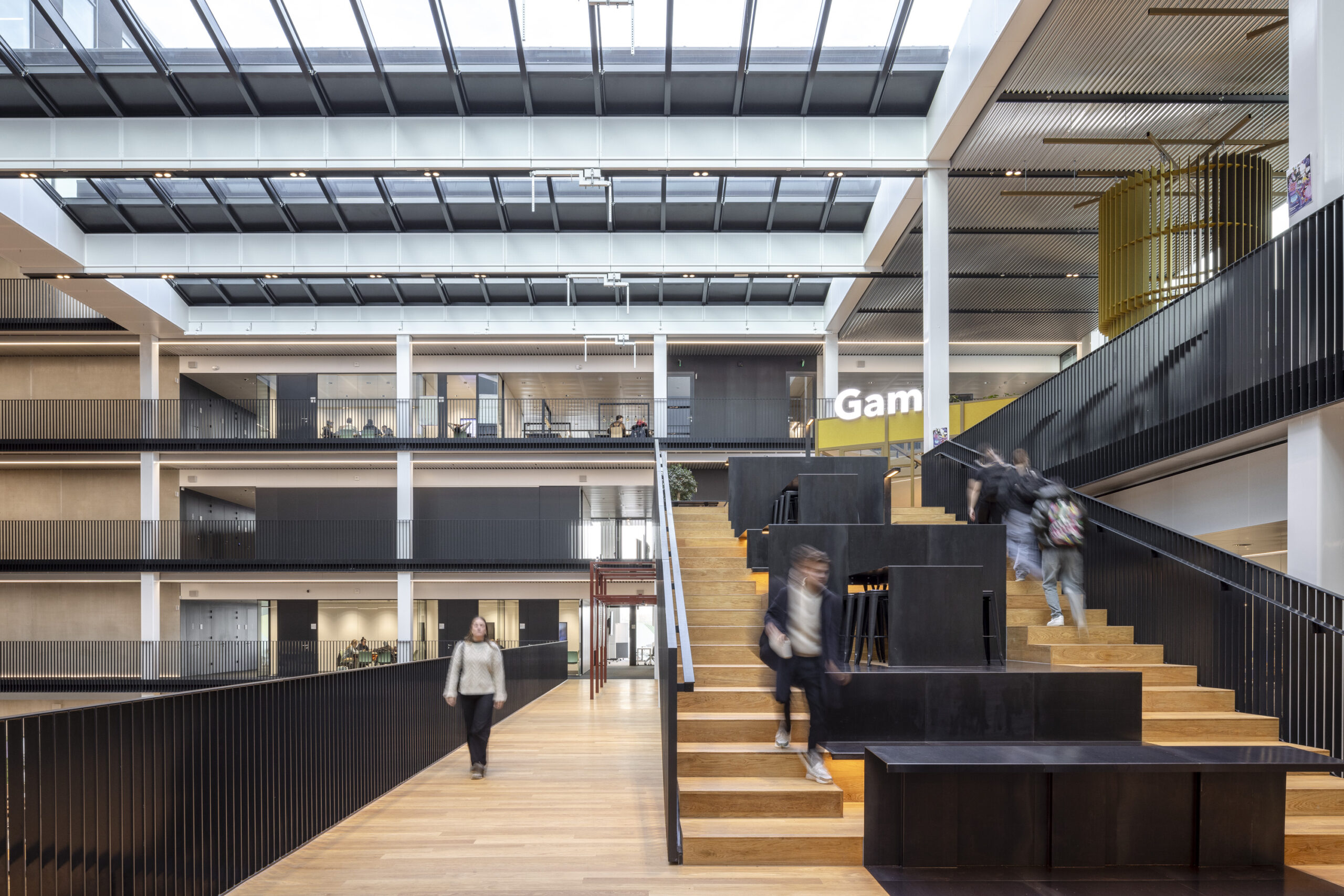 Podiumtrap derde verdieping. Beeld cepezed, Lucas van der Wee