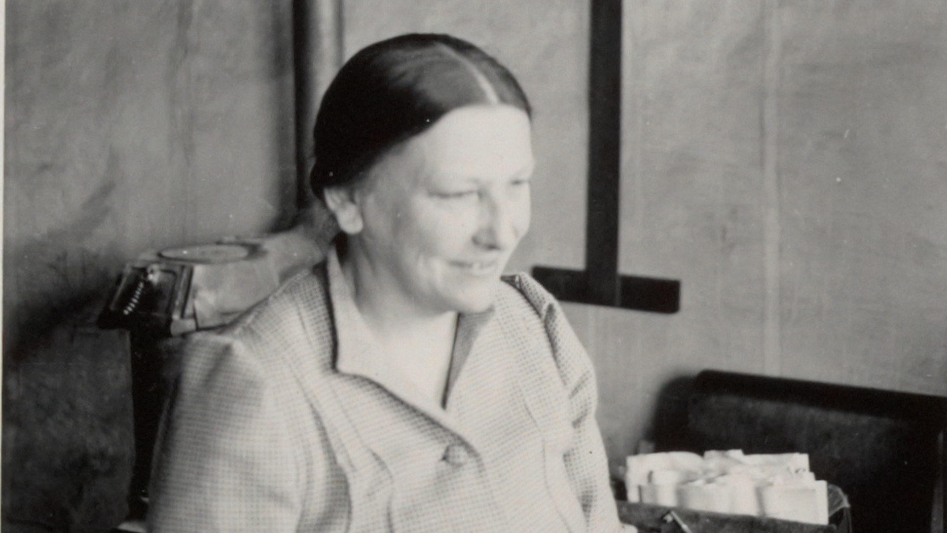 Truus Schröder, waarschijnlijk gefotografeerd in Rietvelds atelier aan de Oudegracht, jaren veertig. Beeld Centraal Museum Utrecht / Rietveld Schröderarchief