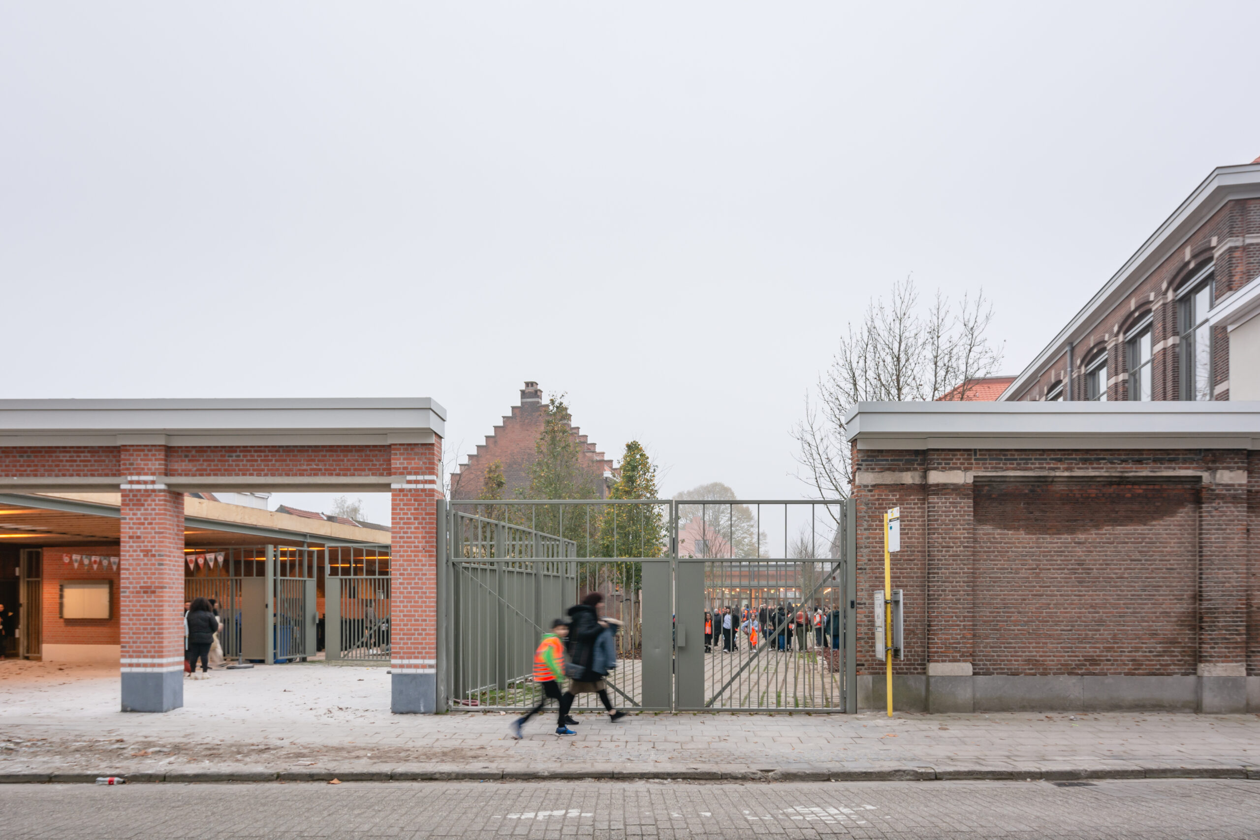 De schoolmuur is een reconstructie van een die er vroeger stond. Beeld Maurice Tjon a Tham
