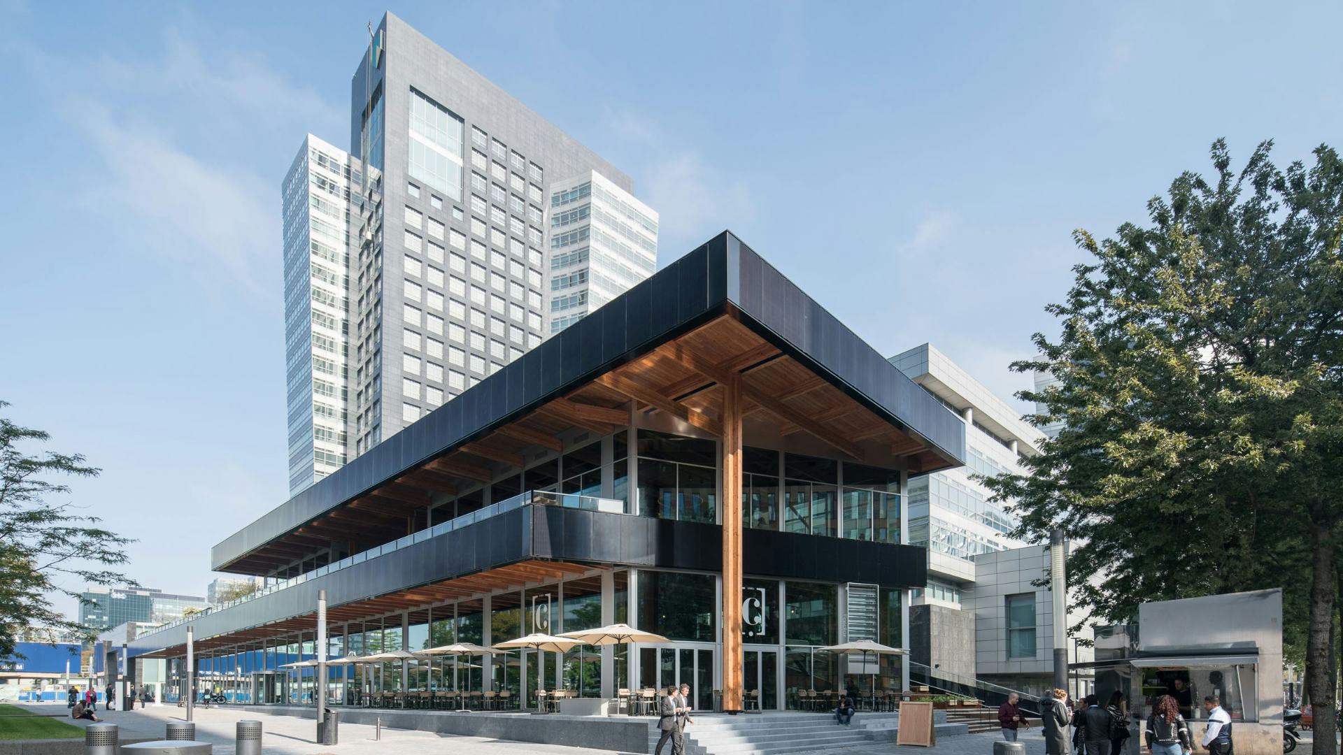 ABN Amro kantoor met op de voorgrond het al gesloopte Circl Paviljoen door de Architekten Cie. Beeld Ossip van Duivenbode