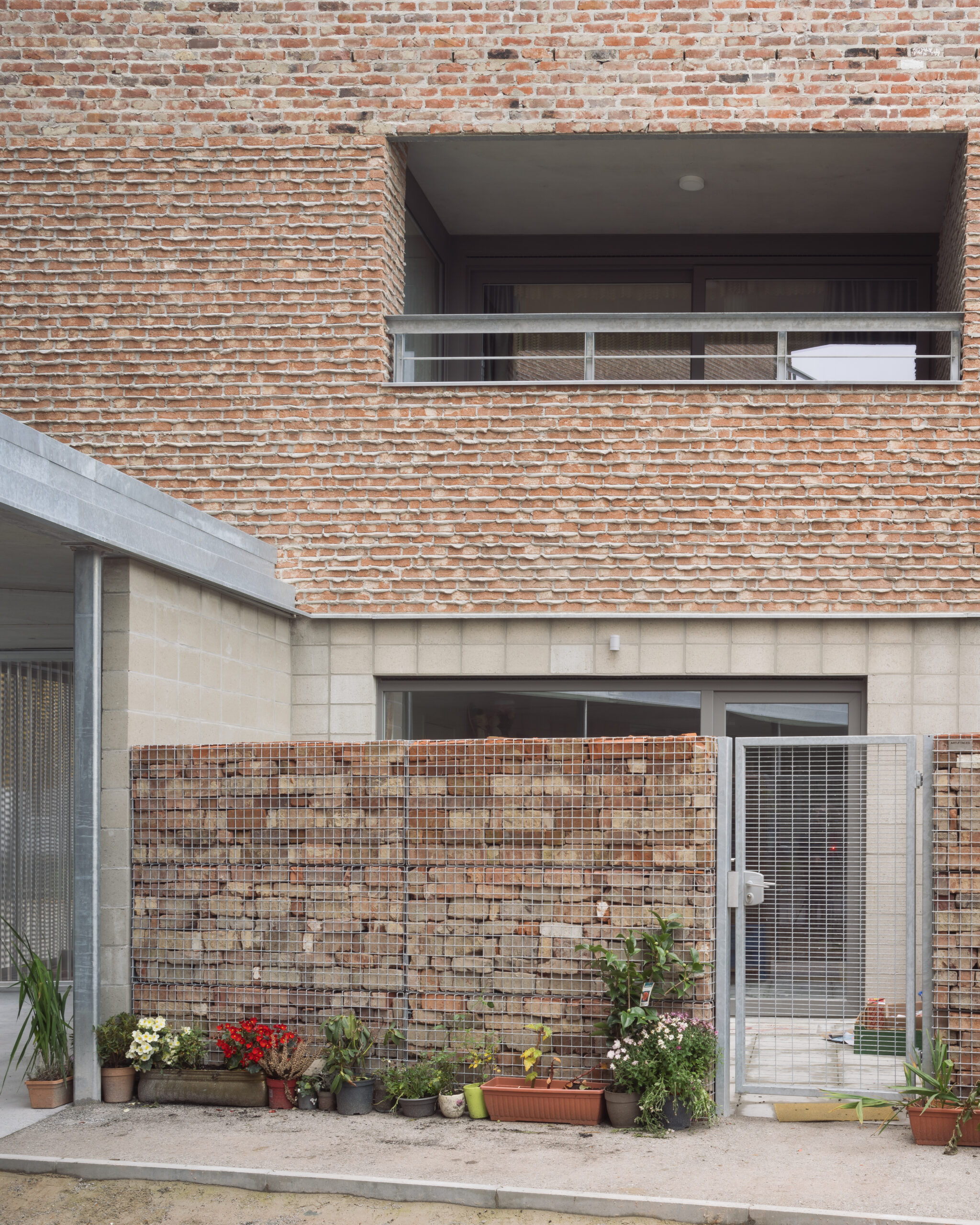 Foto's van rijwoningen en appartementen. Beeld Stijn Bollaert