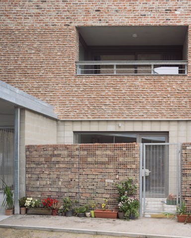 Foto's van rijwoningen en appartementen. Beeld Stijn Bollaert