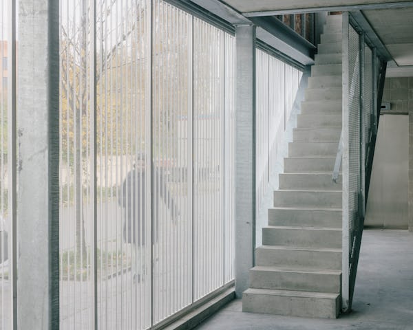 Foto's van rijwoningen en appartementen. Beeld Stijn Bollaert