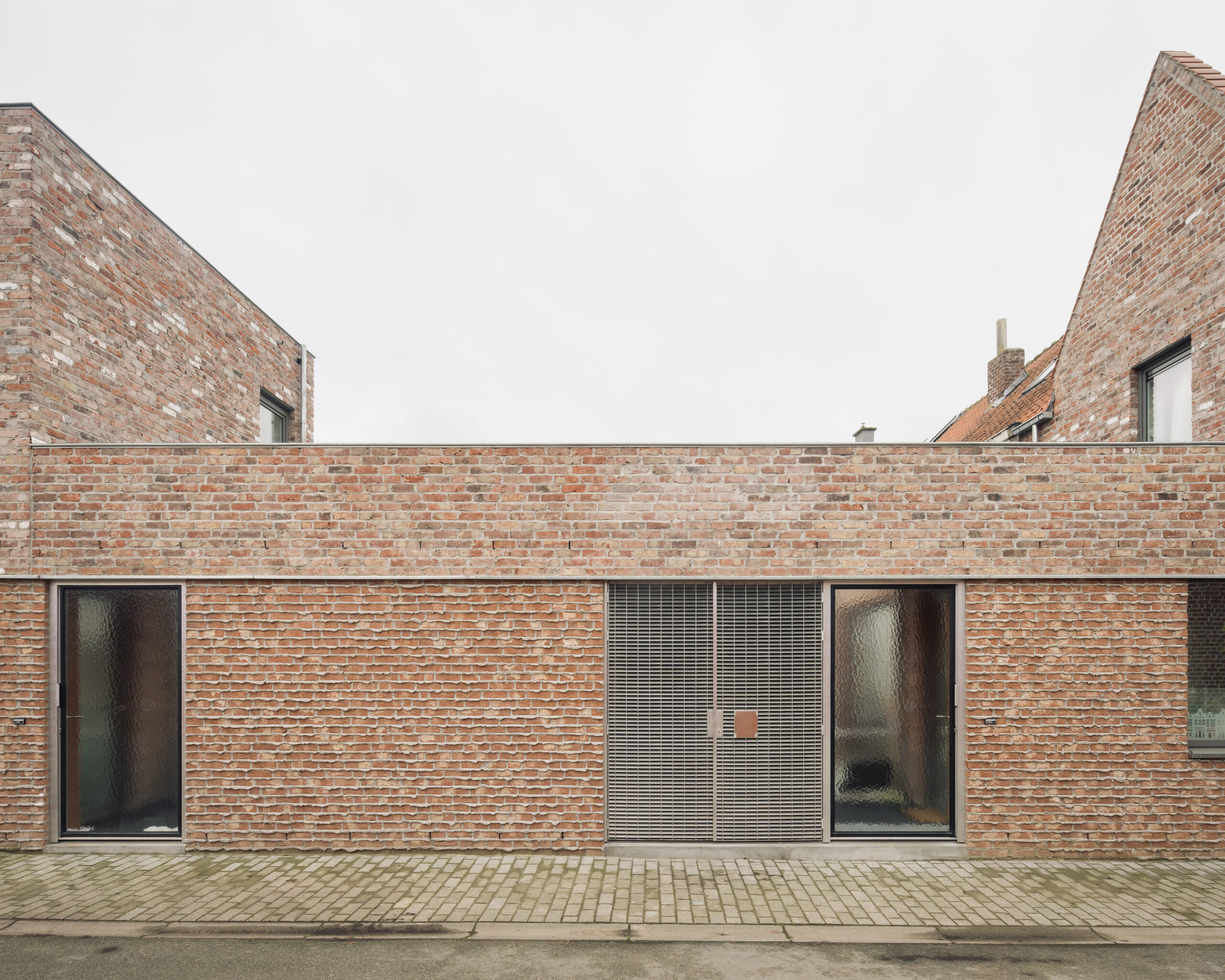 Foto's van rijwoningen en appartementen. Beeld Stijn Bollaert