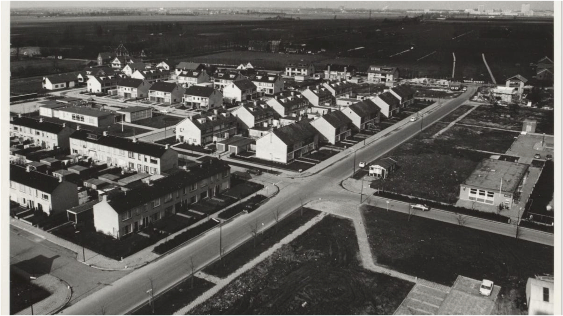 Beeld: Luchtfoto van de Mendes Da Costalaan te Nieuwegein, met daarachter de woningen aan de Rietveldlaan. Beeld J.G.P. van Kesteren / Het Utrechts Archief