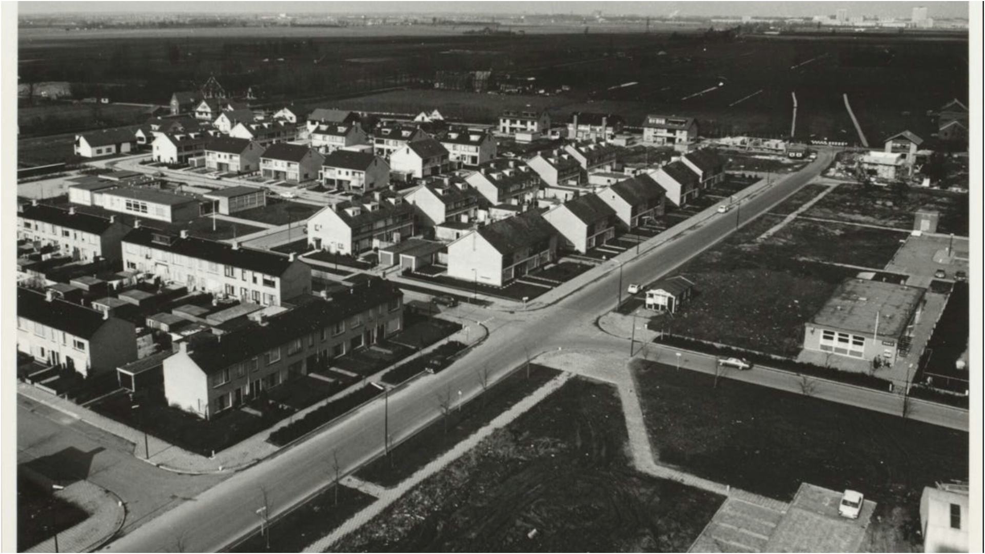 Beeld: Luchtfoto van de Mendes Da Costalaan te Nieuwegein, met daarachter de woningen aan de Rietveldlaan. Beeld J.G.P. van Kesteren / Het Utrechts Archief