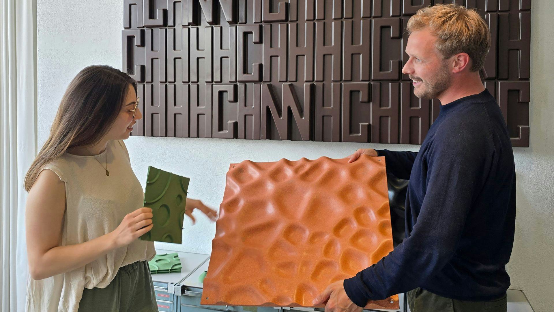 Irem Tumay en Wout Kruijer van Studio Marco Vermeulen (SMV) met diverse toepassingen van de biobased gevelpanelen. Beeld SMV