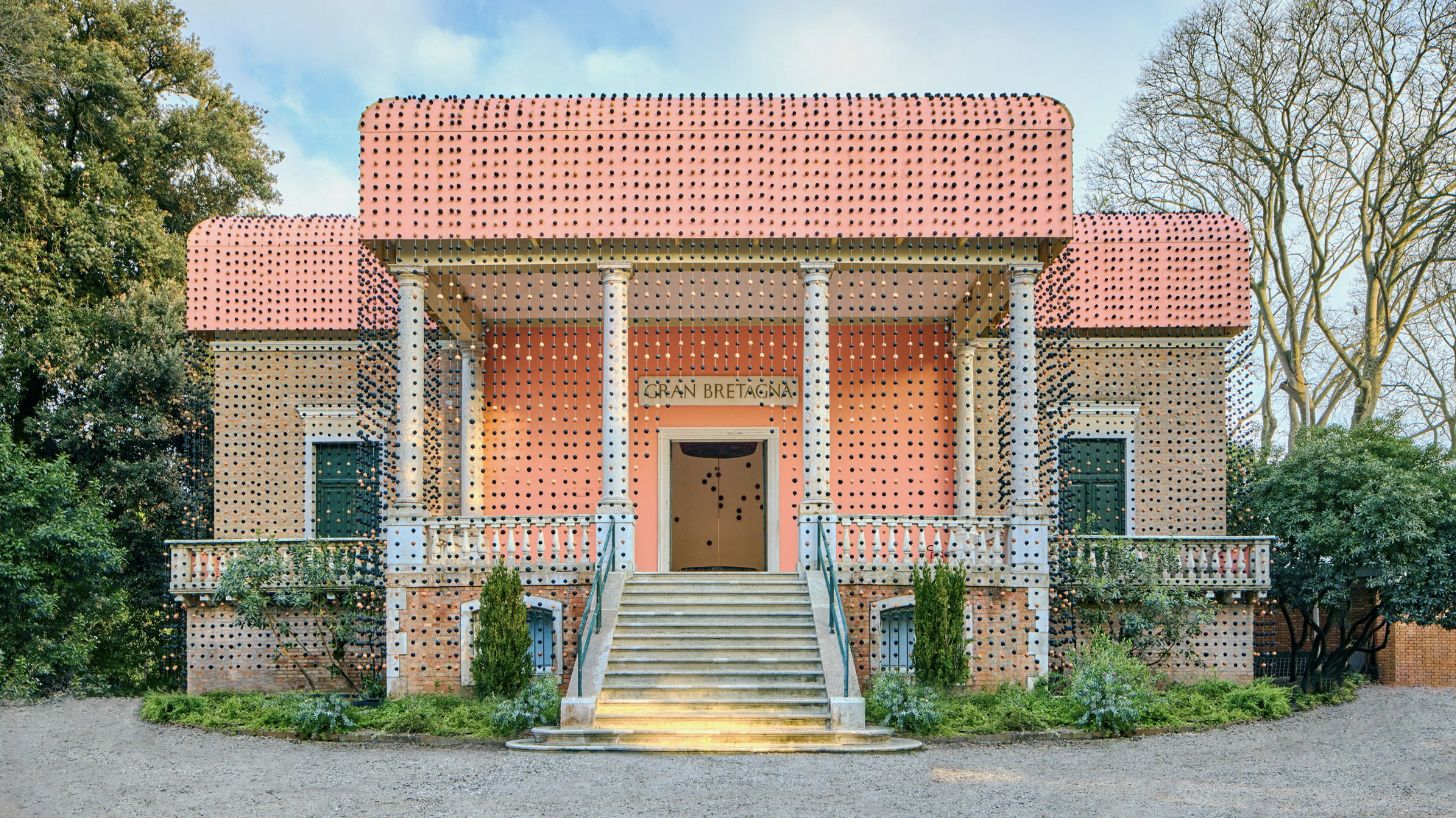 Het Britse paviljoen op de Architectuurbiënnale van Venetië van dit jaar is gehuld in een sluier van kralen gemaakt van klei en landbouwafval. Beeld Chris Lane / British Council