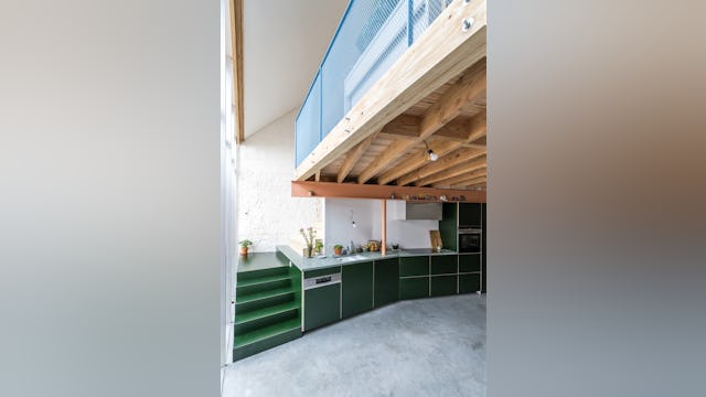 Keuken met achterliggende trap bij Jute door Boris Architecten. Beeld Luc Roymans