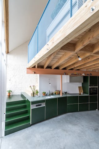Keuken met achterliggende trap bij Jute door Boris Architecten. Beeld Luc Roymans