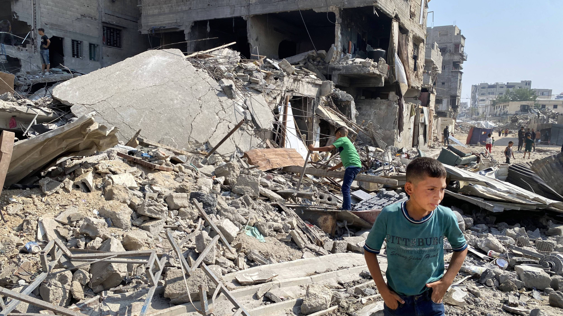 Palestijnen bij een verwoest huis in Gaza-stad op 7 juni. Beeld ANP / Hadi Daoud