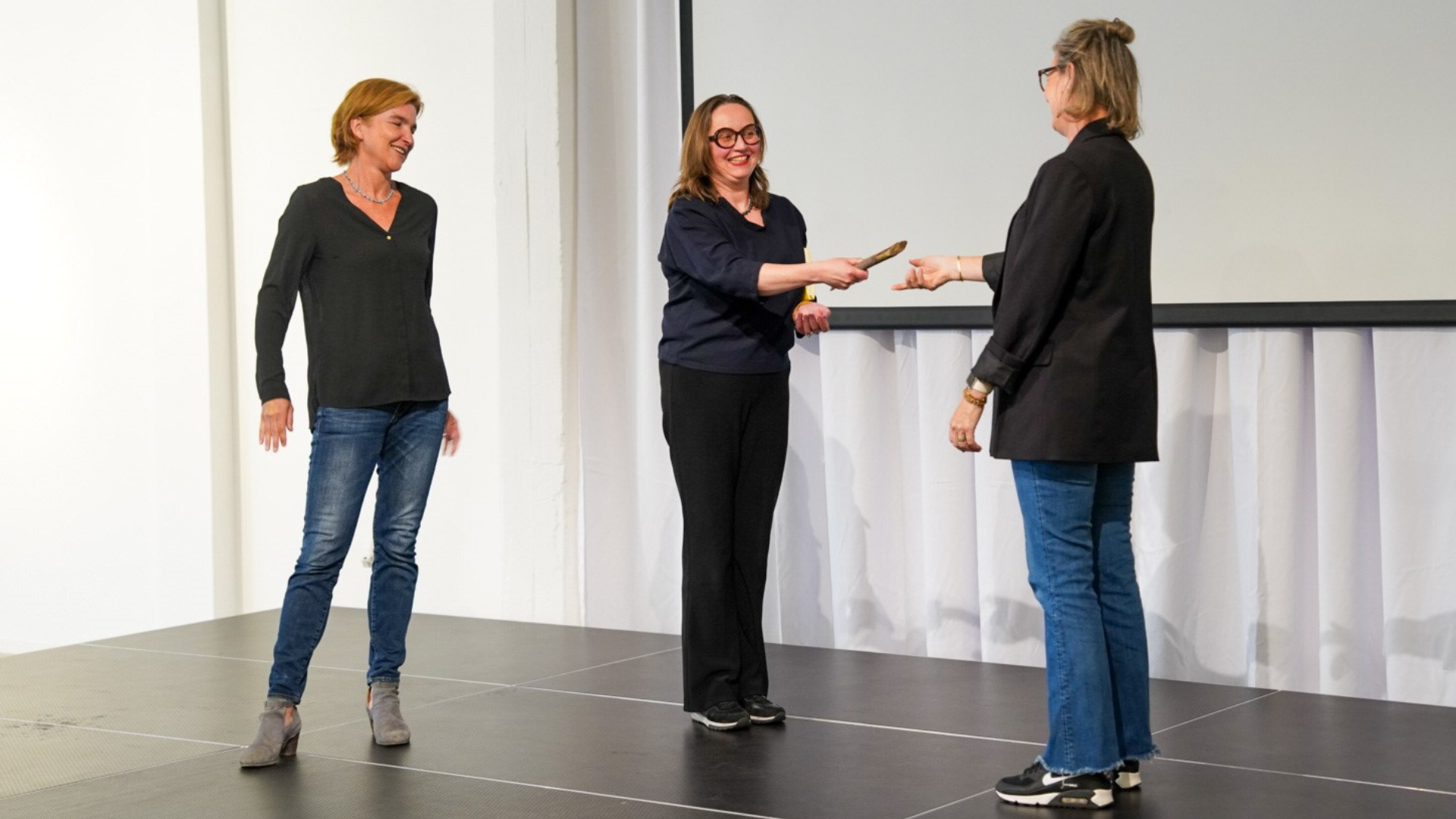 V.l.n.r. Inger Kammeraat (Building Balance), Anne Schroën (BNA) en Kirsti Pol (Building Balance). Beeld Lizzy Zaanen