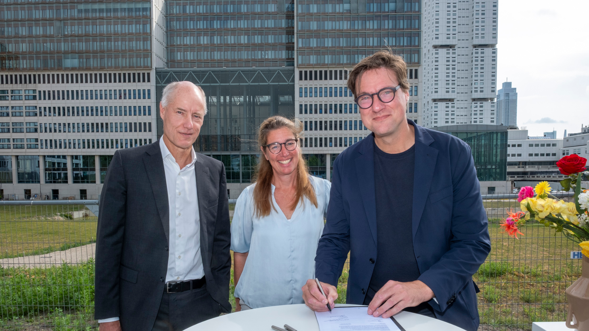 V.l.n.r. Dirk Schraven (Erasmus MC), Ellen van der Wal (Vakwerk) en Paddy Sieuwerts (Cepezed). Beeld Erasmus MC 