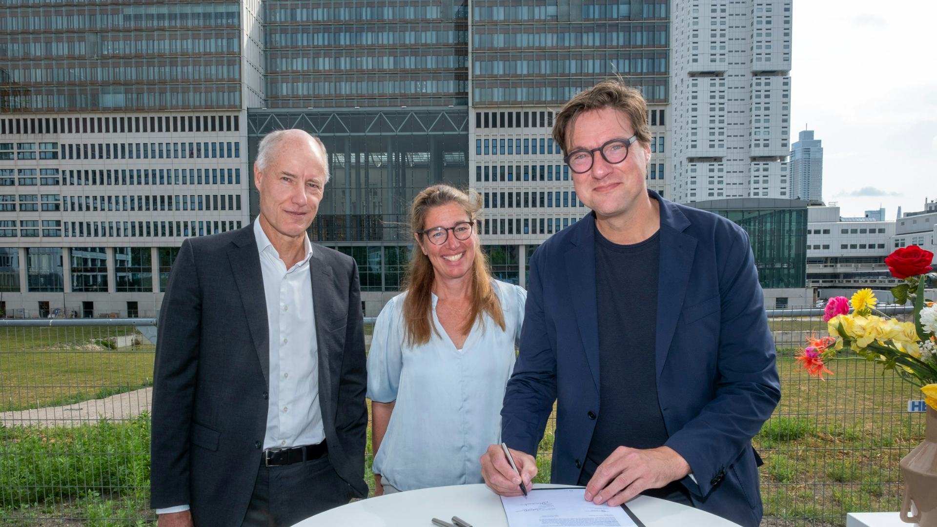 V.l.n.r. Dirk Schraven (Erasmus MC), Ellen van der Wal (Vakwerk) en Paddy Sieuwerts (Cepezed). Beeld Erasmus MC