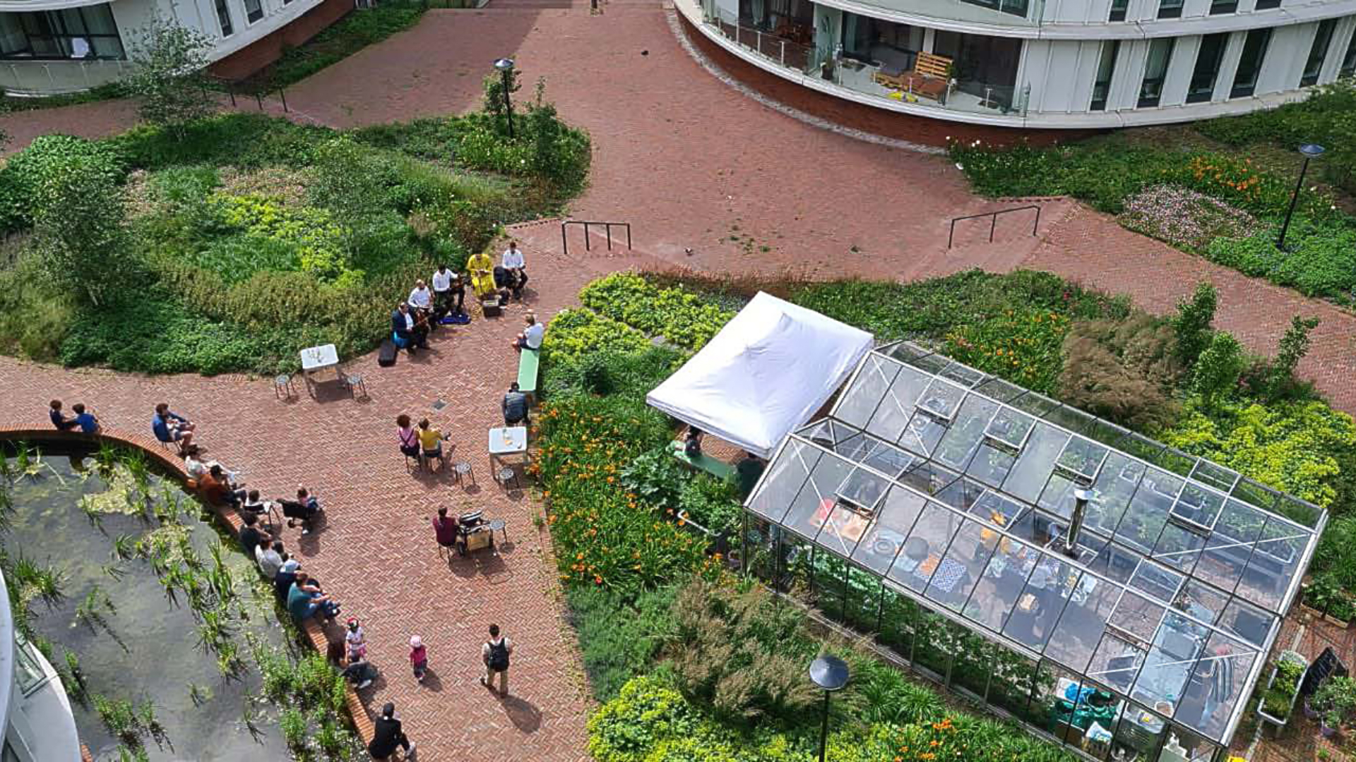 Een buurtfeestje bij woningbouwproject Rhapsody in Amsterdam-West door Tangram Architekten