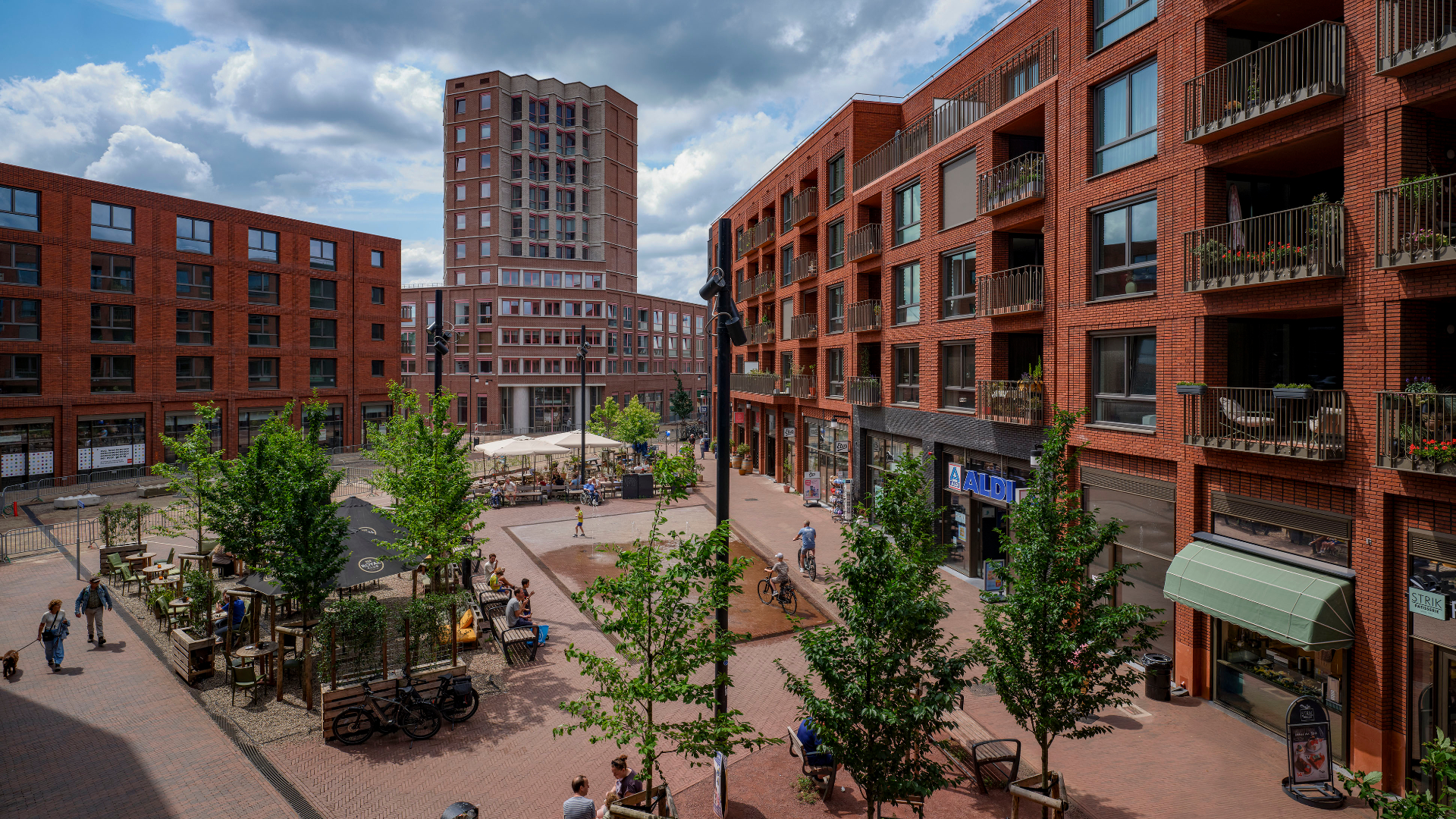 Het centrale plein in de wijk Hart van de Waalsprong in Nijmegen door De Zwarte Hond en De Urbanisten. Beeld Jeroen Musch