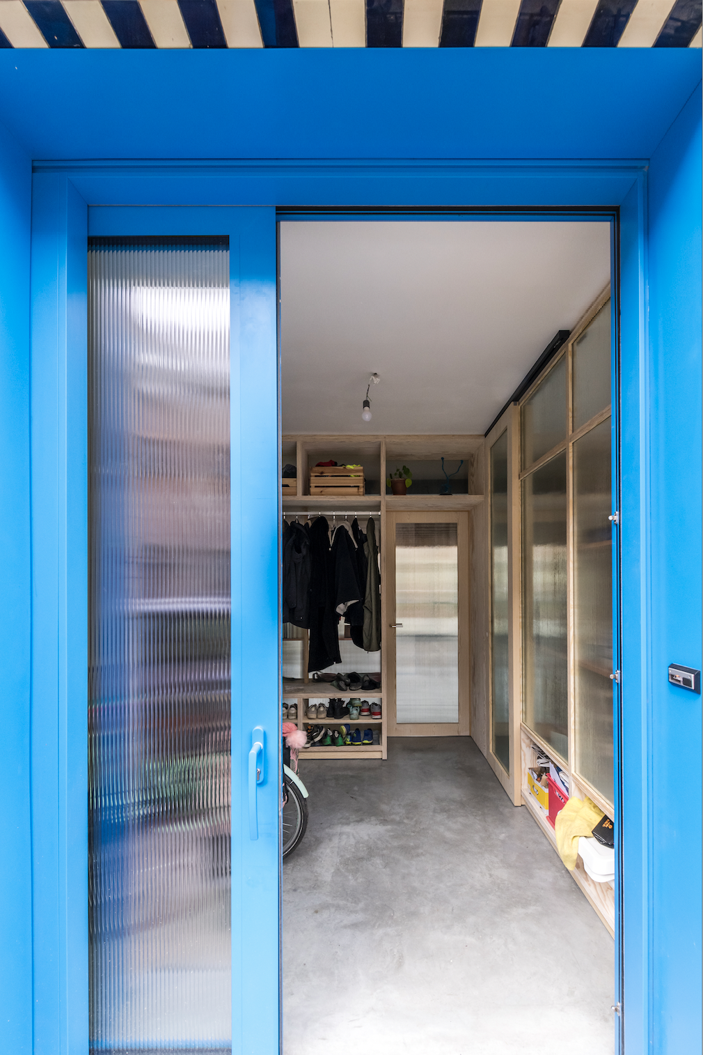 Schuifdeur als voordeur bij Jute door Boris Architecten. Beeld Luc Roymans