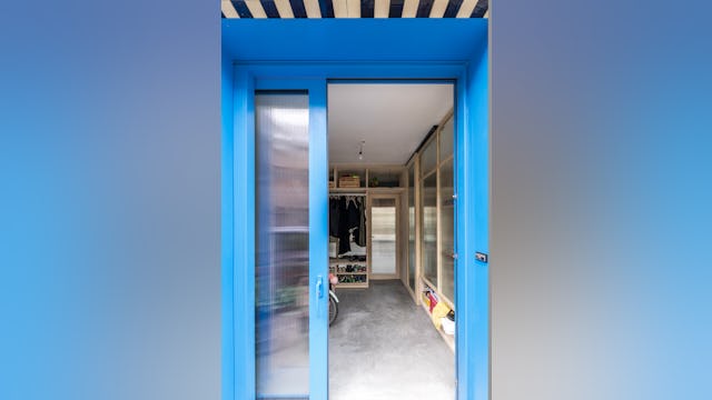 Schuifdeur als voordeur bij Jute door Boris Architecten. Beeld Luc Roymans