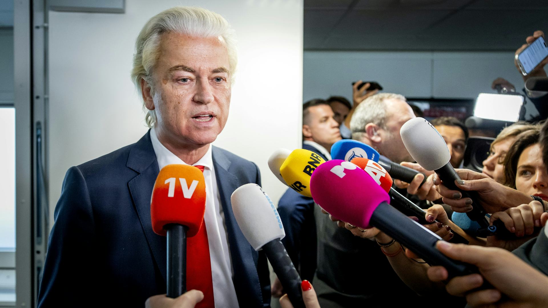 Geert Wilders staat de pers te woord na het vallen van de coalitie. Beeld ANP / Robin van Lonkhuijsen