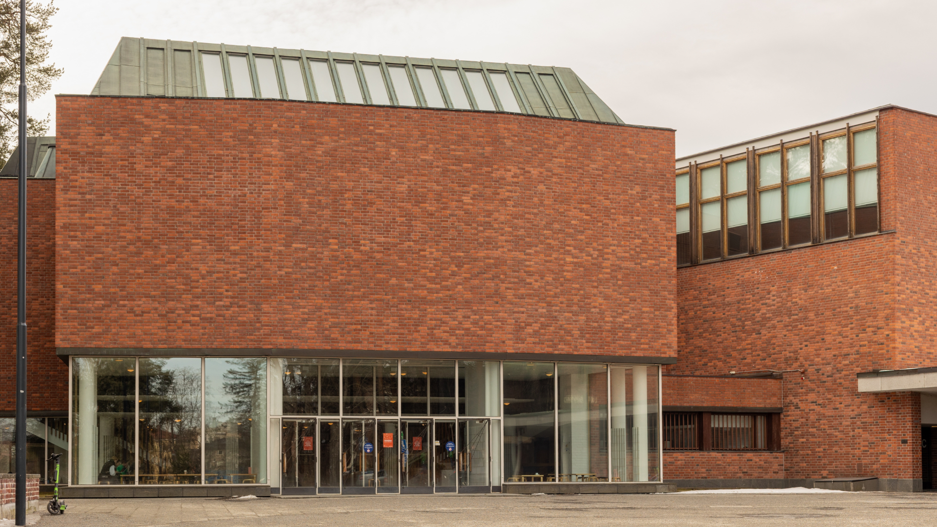 Jyväskylä, Gevel van het Capitolium-gebouw, Universiteit van Jyväskylä in het voorjaar. Ontworpen door Alvar Aalto, gebouwd in 1955. Beeld Shutterstock