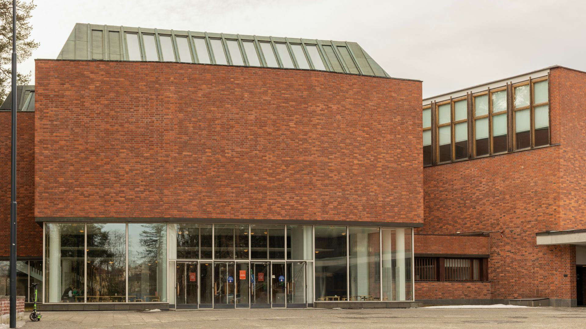 Jyväskylä, Gevel van het Capitolium-gebouw, Universiteit van Jyväskylä in het voorjaar. Ontworpen door Alvar Aalto, gebouwd in 1955. Beeld Shutterstock