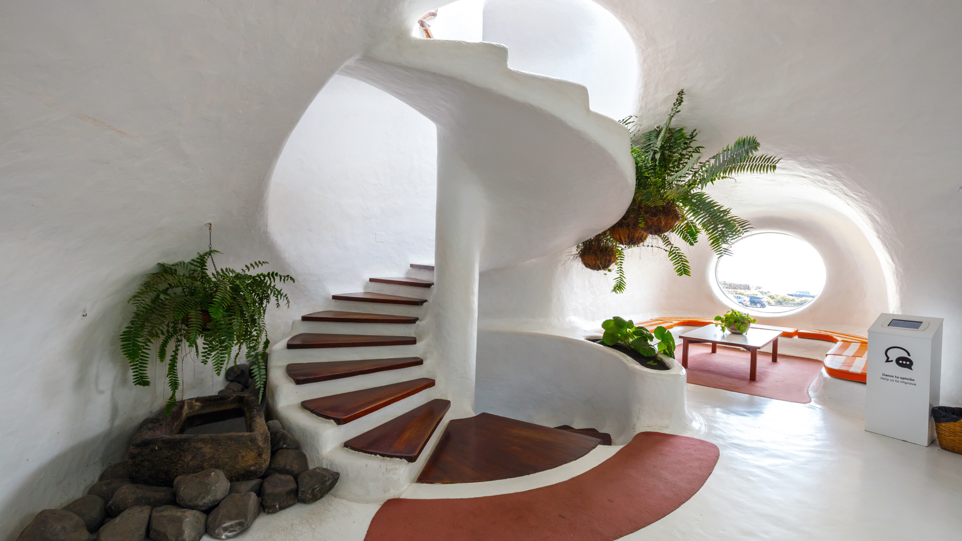 Spiraal trap in het huis 'El Mirador del Rio' in Lanzarote door Cesar Manrique. Beeld Shutterstock 