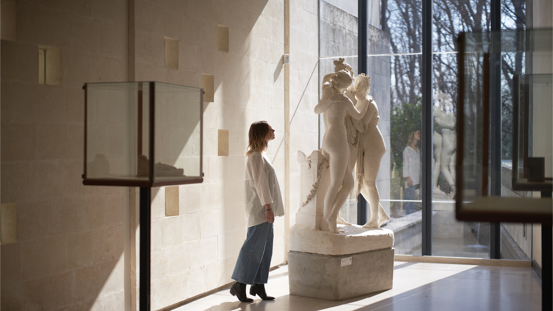 Kunstwerken en bezoekers verlicht door het natuurlijke licht in de Scarpa-vleugel. Beeld Otium/Favotto via Museo Canova