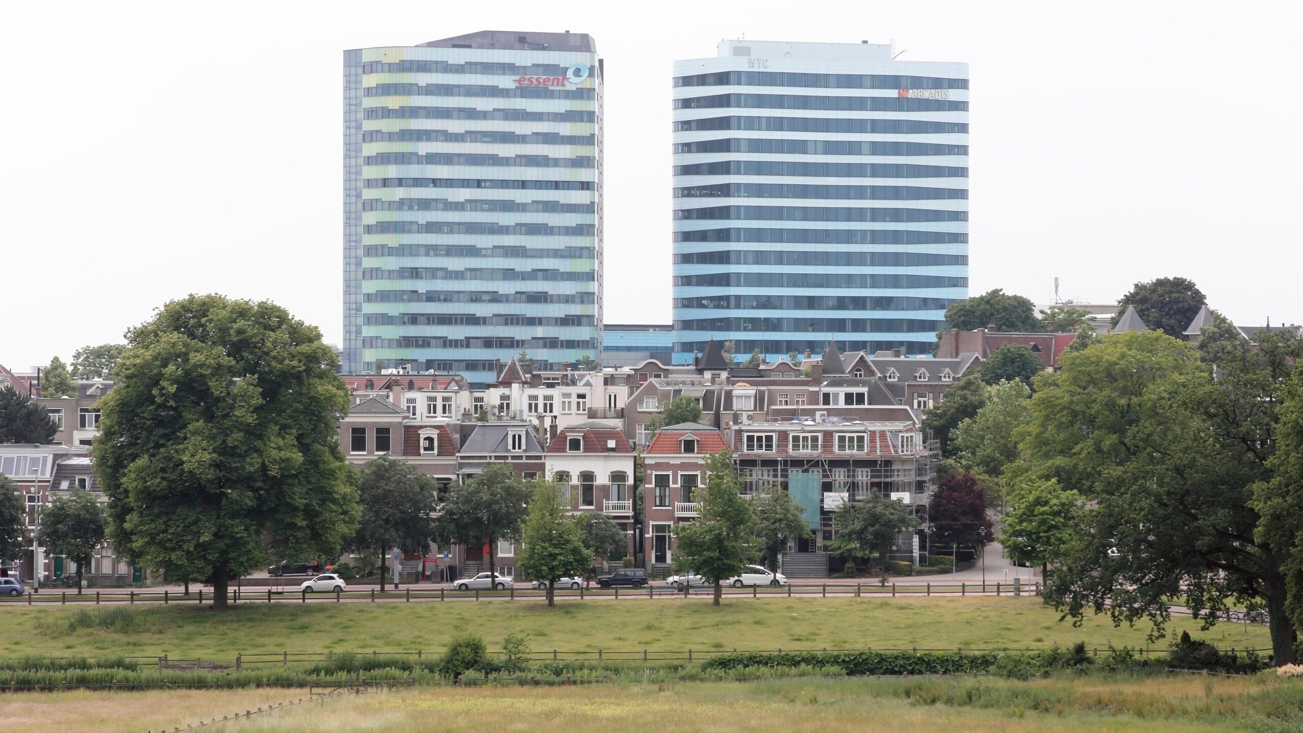 De skyline van onder meer Arnhem zal de komende jaren nog verder veranderen. Beeld Ronald Wilfred Jansen / Shutterstock