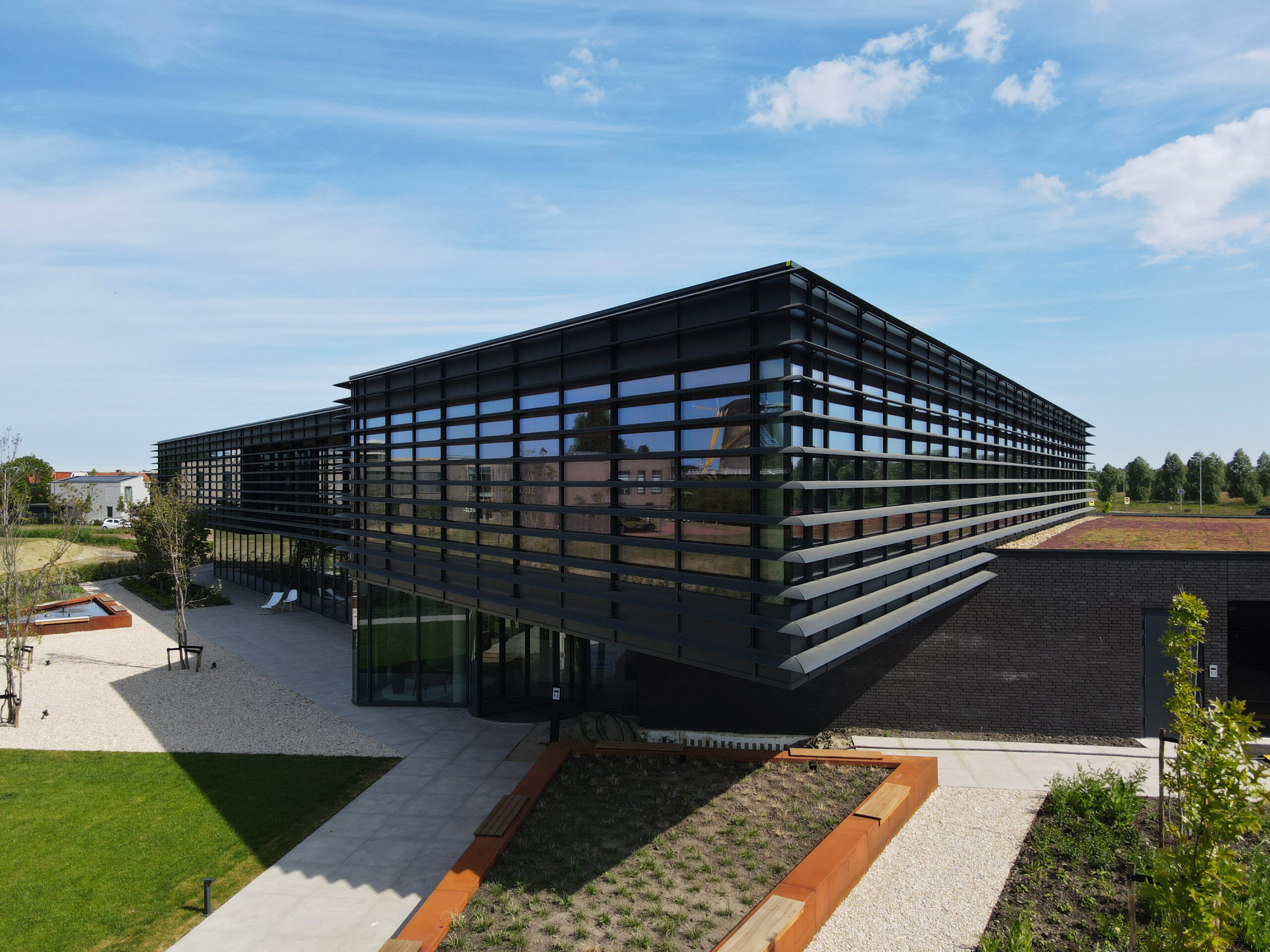 De horizontale lamellen beheersen het zonlicht en creëren aangename omstandigheden op de werkvloer.