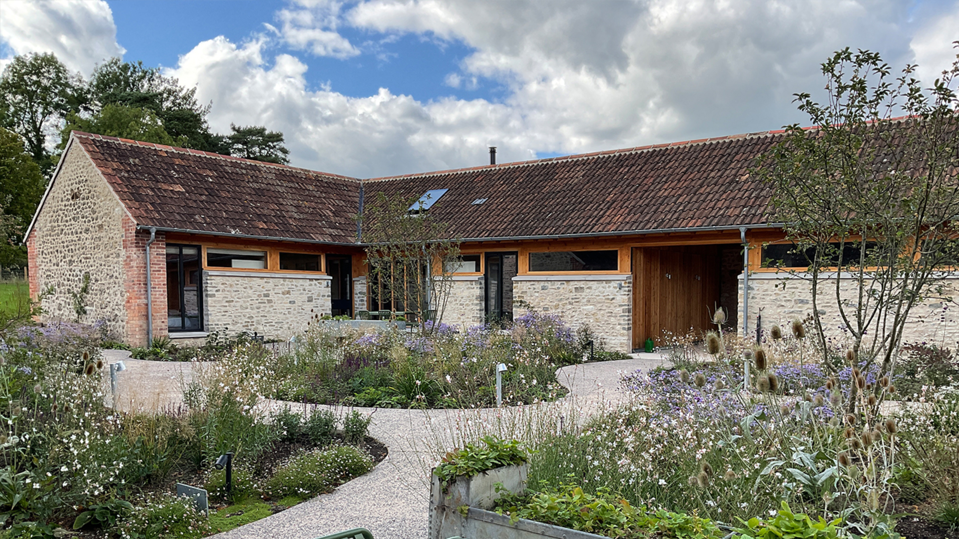 Binnentuin van rolstoelvriendelijk vakantieverblijf Wraxell Yard door Clementine Blakemore. Beeld Jan Nauta